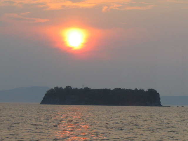 618x457 pixels (130K)